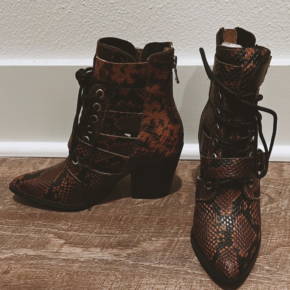POINTED BROWN SNAKE PRINT BOOTS